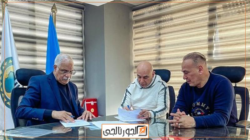 حسام حسن اثناء توقيع عقد تدريب المنتخب