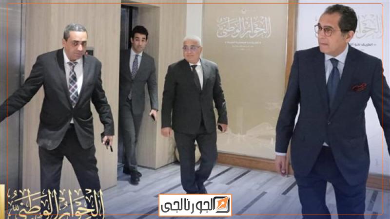 جانب من توافد المشاركون في الجلسات