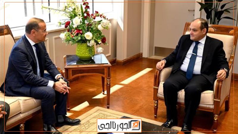وزير الصناعة والتجارة خلال اللقاء
