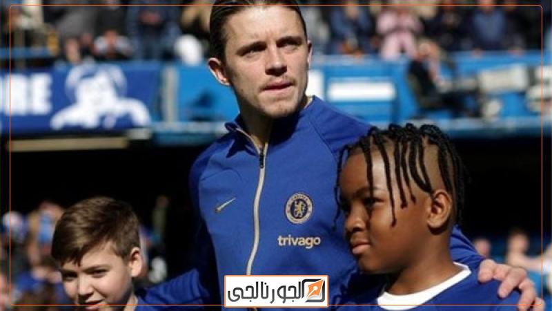 لاعب تشيلسي مع الطفلين قبل مباراة بيرنلي