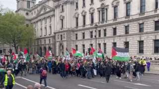 مسيرة ضخمة تضامنا مع غزة أمام مبنى البرلمان البريطاني