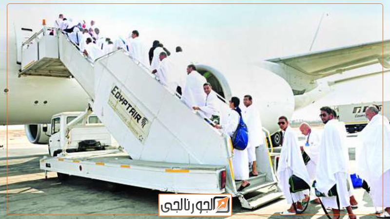 معتمرون مصريون اثناء سفرهم للعمرة - أرشيفية