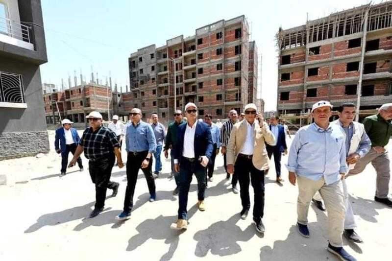 وزير الإسكان يتفقد مشروع ”سكن مصر” وروافع المياه والصرف.. وترفيق الأراضي المضافة بمدينة الشروق
