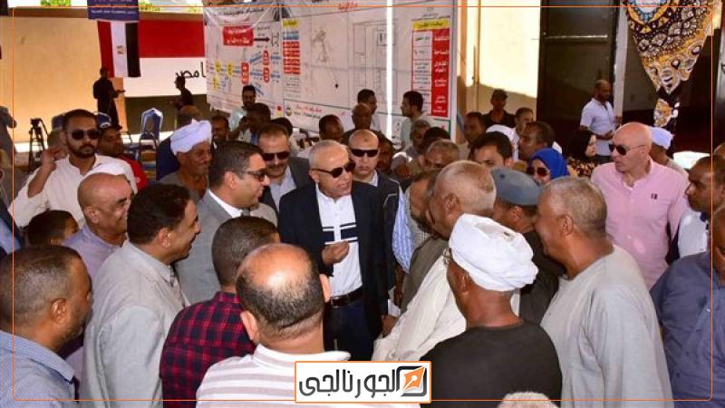 محافظ الأقصر خلال تواجده وسط أهالى مركز ومدينة الزينية