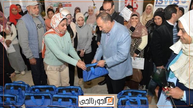 محافظ أسيوط يسلم الرائدات الريفيات أدوات السباكة