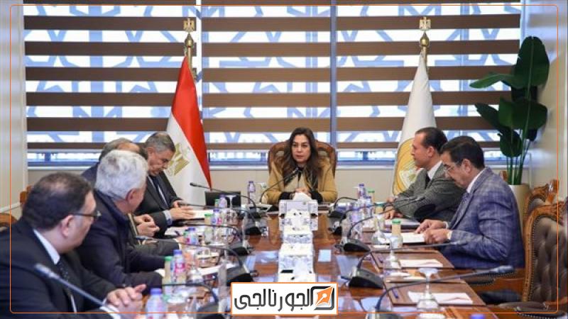 وزيرة التنمية المحلية أثناء الاجتماع
