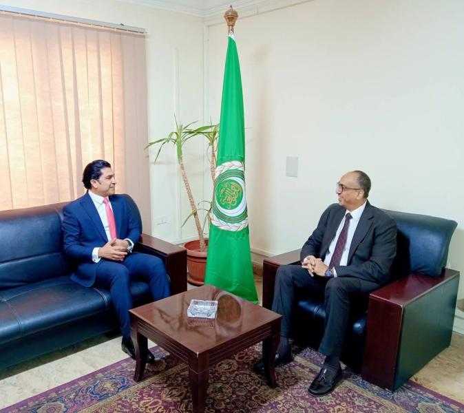 سمير يلتقي الوزير المفوض فيصل غسال بالجامعة العربية