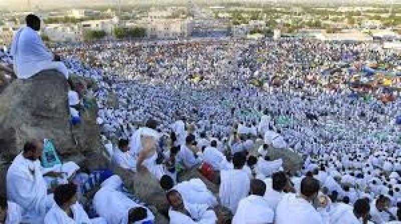 توافد حجاج بعثة حج القرعة من المدينة المنورة إلى مكة المكرمة