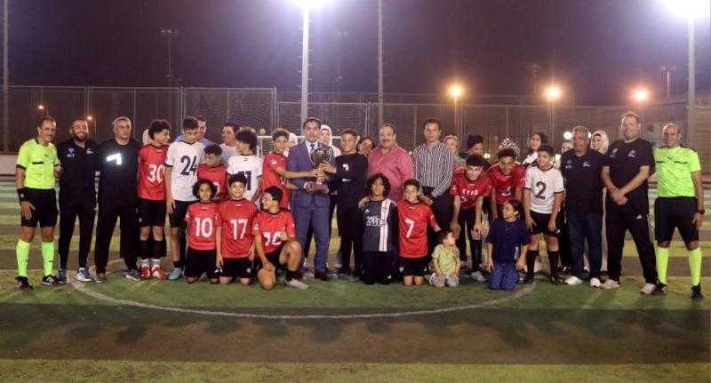 رئيس إتحاد الميني فوتبول أحمد سمير يسلم كأس البراعم تحت 13 سنة لنادى أبو الهول