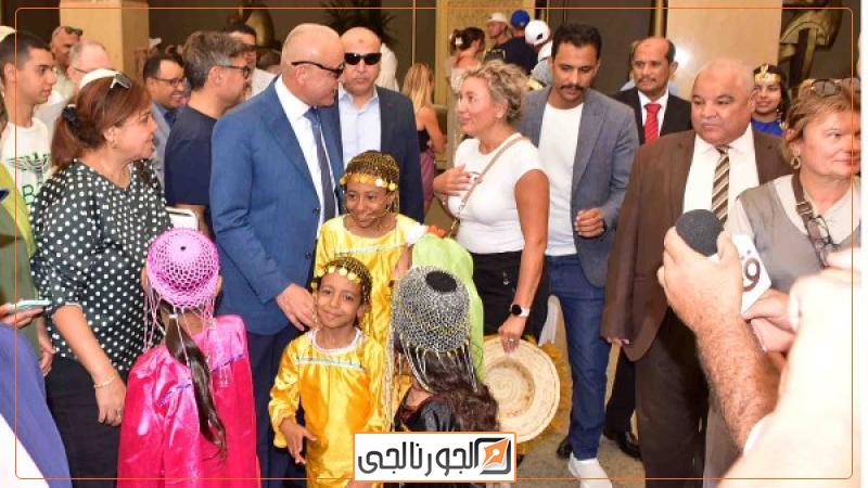 محافظ الأقصر وسط السائحين