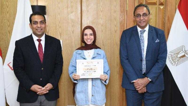 محافظ قنا يكرم المكلفين بأداء الخدمة العامة بالديوان العام