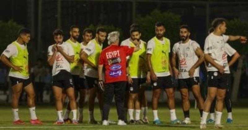 وزير الرياضة يؤازر منتخب مصر الثانى قبل المشاركة بكأس العرب
