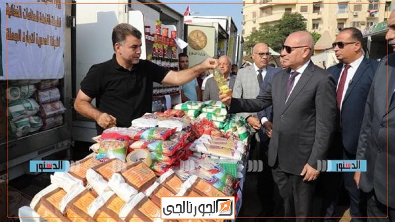 محافظ القاهرة خلال تفقده القافلة