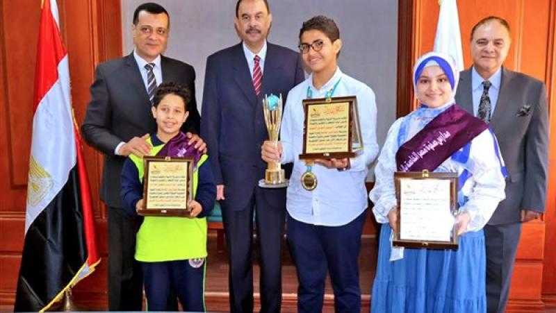 محافظ سوهاج يكرم أوائل الطلاب الفائزين في القراءة على مستوى الجمهورية