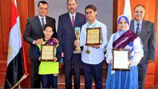 محافظ سوهاج يكرم أوائل الطلاب الفائزين في القراءة على مستوى الجمهورية
