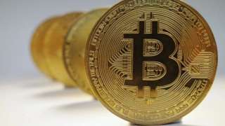 تقلبات حادة تضرب سوق العملات الرقمية.. وبيتكوين تتكبد خسائر أسبوعية مع تراجع الطلب المؤسسي