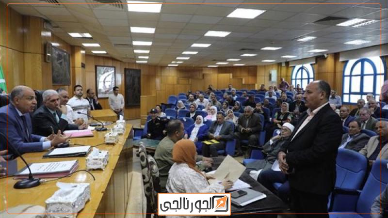 محافظ المنيا خلال ترأسه مجلس تنفيذي المحافظة
