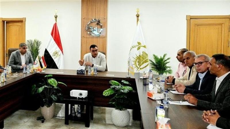 وزير الإسكان يعقد اجتماعًا بمقر جهاز مدينة العبور الجديدة لمتابعة الموقف التنفيذي لعدد من المشروعات