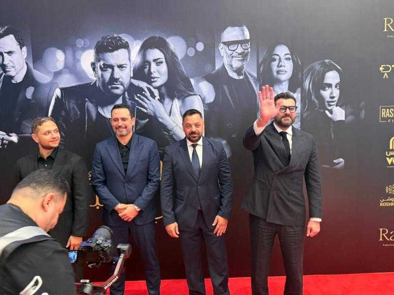 عمرو يوسف يعود للقاهرة بعد الاحتفال بالعرض الخاص لفيلمه الجديد السلم والثعبان 2 لعب عيال في الرياض