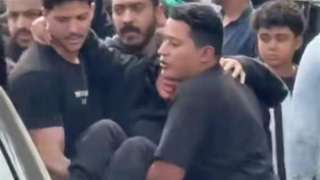 فقدت وعيها.. انهيار زوجة إسماعيل الليثي أثناء وداع جثمانه