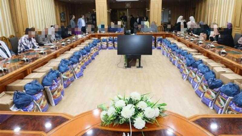 محافظ المنوفية يقدم مساعدات مالية وعينية لأكثر من 50 حالة إنسانية بقيمة نصف مليون جنيه