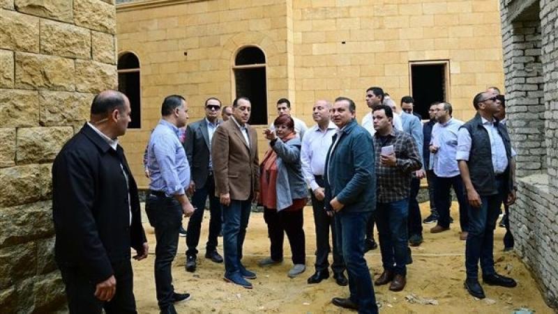 رئيس الوزراء يتفقد أعمال إعادة إحياء منطقة ”درب اللبانة”