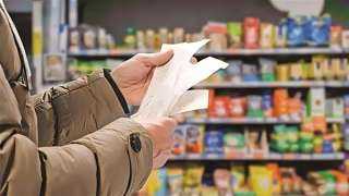 لماذا لم تنخفض الأسعار رغم استقرار الدولار؟.. خبير يوضح 4 أسباب رئيسية