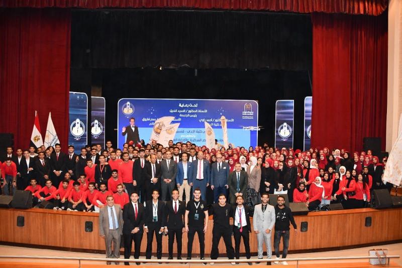 بالصور.. طلاب ”من أجل مصر المركزية” بجامعة حلوان يستعرضون إنجازات الدولة في لقاء توعوي حول القضايا الاجتماعية