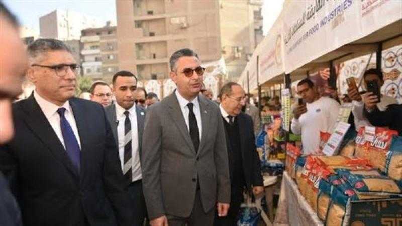 وزير التموين ومحافظ الجيزة يفتتحان سوق «اليوم الواحد» بشارع فيصل