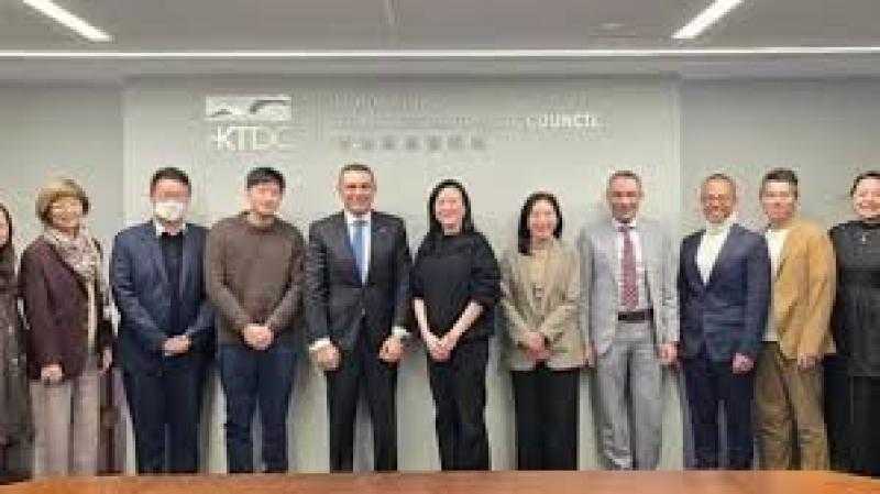 القنصل العام في هونج كونج يلقتي وفد من رجال الأعمال بقطاع المنسوجات