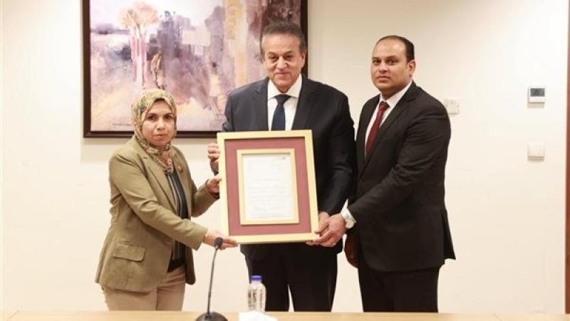 وزيرالصحة يكرم قطاع الطب الوقائي لحصوله على 3 جوائز دولية