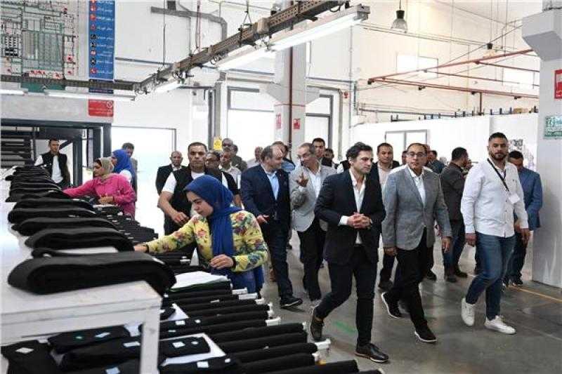 وزيرا التخطيط والزراعة ومحافظ أسوان يلتقون بسيدات قرية السماحة بإدفو لدعم التمكين الاقتصادي