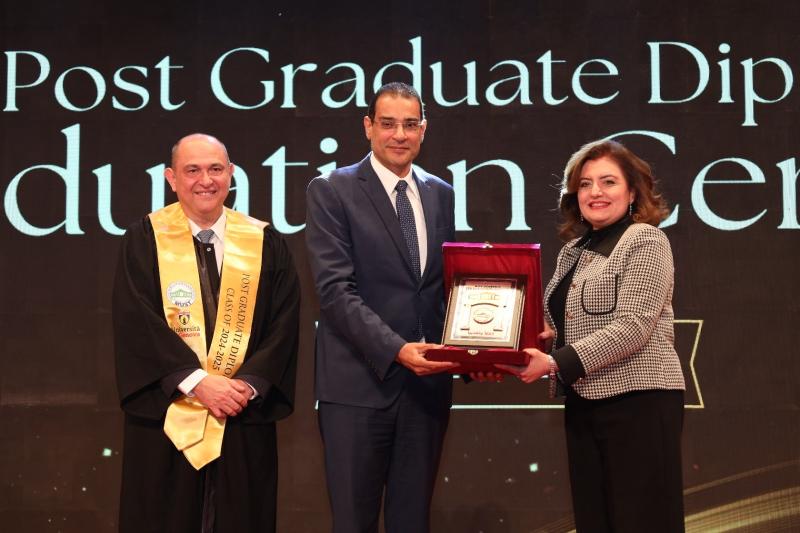 جامعة مصر للعلوم والتكنولوجيا تحتفل بتخريج دفعات جديدة من الدبلومات المهنية بكلية طب الأسنان بالتعاون مع جامعة جنوا الإيطالية