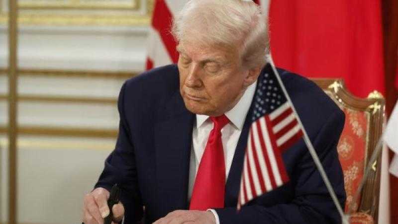 ترامب يوقع أمرا تنفيذيا لحماية عائدات النفط الفنزويلية