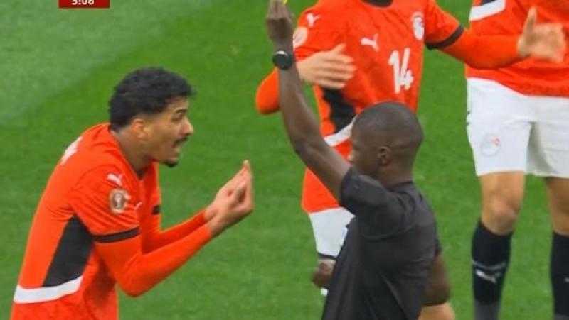 اللاعيبة اتضربوا ضرب رهيب.. أحمد موسى يهاجم حكم مباراة مصر والسنغال