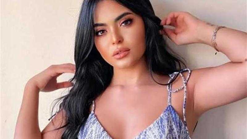 اقتربت من الربع مليون.. إطلالة ستيناتي لـ أسماء جلال تخطف قلوب متابعيها