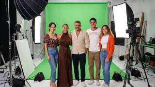 للمرة الأولى.. عمرو دياب يشارك في إعلان رمضاني مع أبنائه الأربعة للمرة الأولى.. عمرو دياب يشارك في إعلان رمضاني مع أبنائه الأربعة