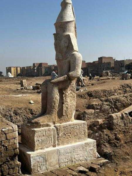 بالصور.. الانتهاء من أعمال ترميم تمثال الملك رمسيس الثاني بمنطقة الأشمونين في المنيا
