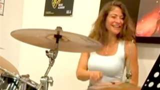 بتعزف على الطبل.. هيدي كرم: ”لا تتوقف عن تعلم الأشياء الجديدة”