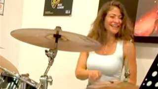 بتعزف على الطبل.. هيدي كرم: ”لا تتوقف عن تعلم الأشياء الجديدة”