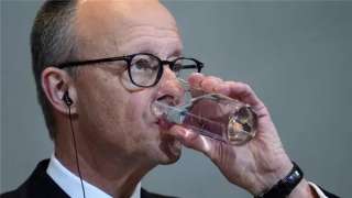 بيلد الألمانية: يشعر المقربون من ميرز بالقلق إزاء شائعات ترشح ميركل للرئاسة