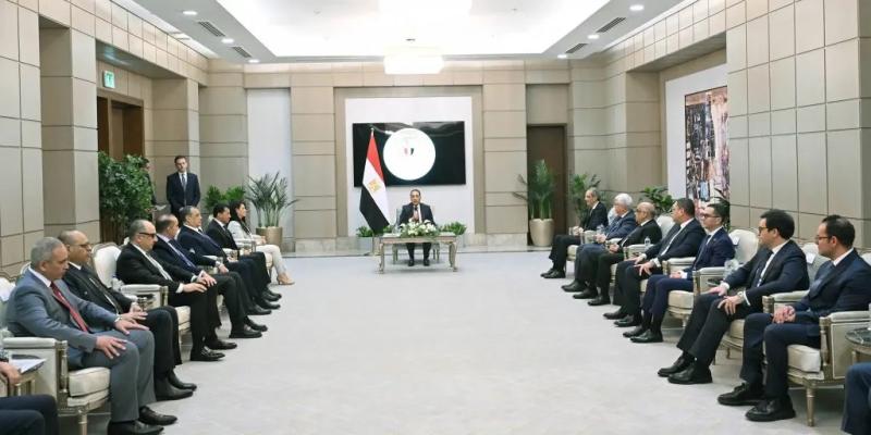 بحضور الوزراء الجُدد.. رئيس الوزراء يُكرم الوزراء السابقين