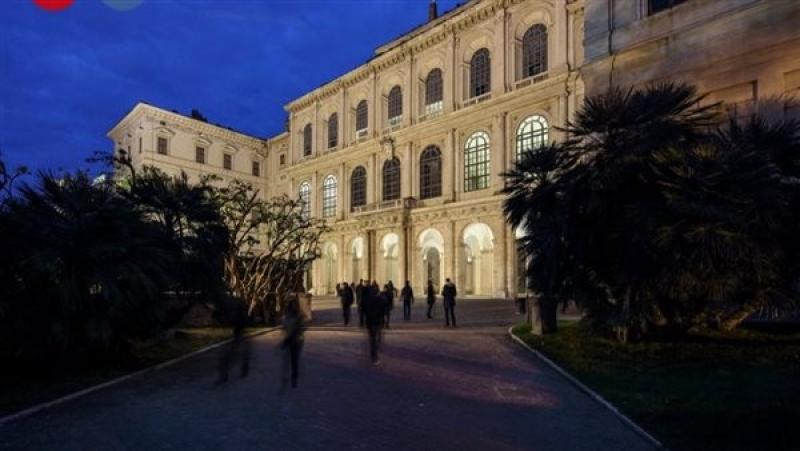 فالنتينو تعود إلي جذورها في عرض يحتفي بالفخامة الإيطالية