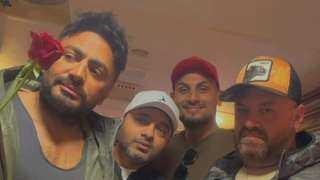 كل سنجل يعمل الحركة دي| تامر حسني يشارك فيديو طريفًا «للسناجل» بمناسبة عيد الحب