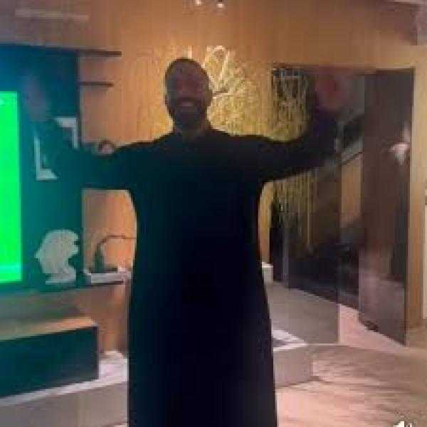 وسط الأجواء الرمضانية.. أحمد ميدو يرقص بالجلباب احتفالًا بفوز الزمالك| شاهد