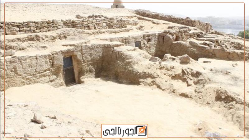 اكتشاف 3 مقابر صخرية