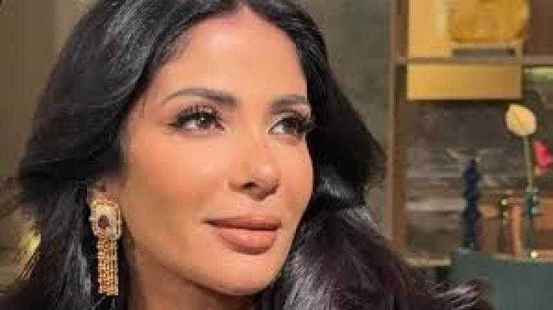 منى زكي تعتمد موضة المخمل في 2026