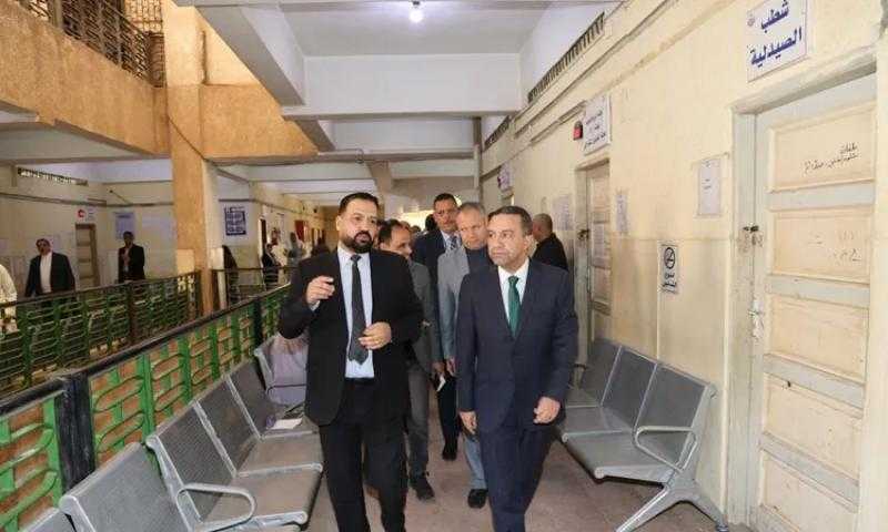 محافظ المنوفية يعنف أفراد أمن التأمين الصحي لاستقبال طلبات المرضي بمكتب التحويلات