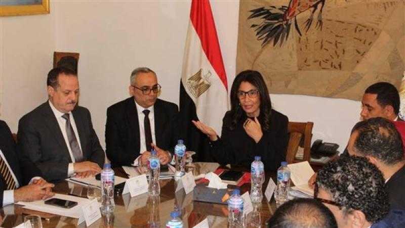 وزيرة الثقافة تضع ملامح الفترة المقبلة مع قيادات الوزارة ورؤساء القطاعات