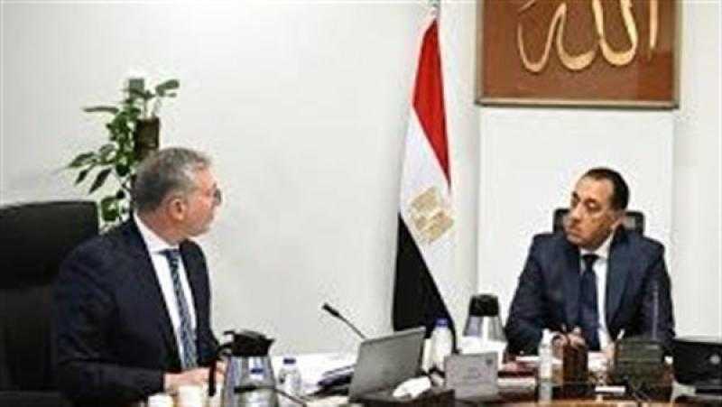 رئيس الوزراء يتابع مع وزير البترول موقف الاحتياطيات من المواد البترولية وانتظام تأمين الامدادات